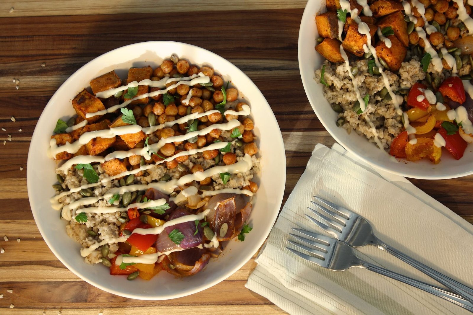 レモン・タヒニドレッシングのオートパワーボウル